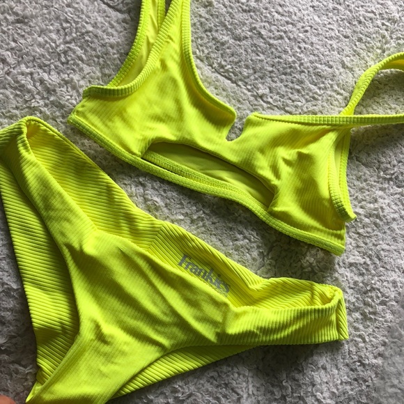Cole x Greer Frankie’s bikinis very neon - Picture 3 of 3
